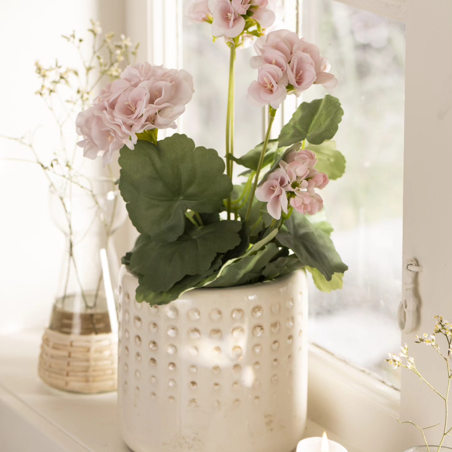 Zwei Blumentöpfe mit pinken und gelben Blüten