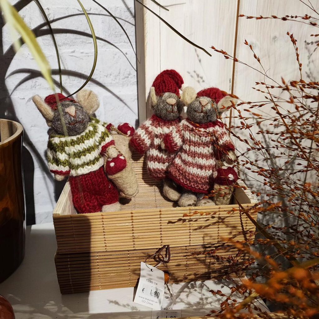 Mäuse aus Filz mit rot/weißen Pullovern