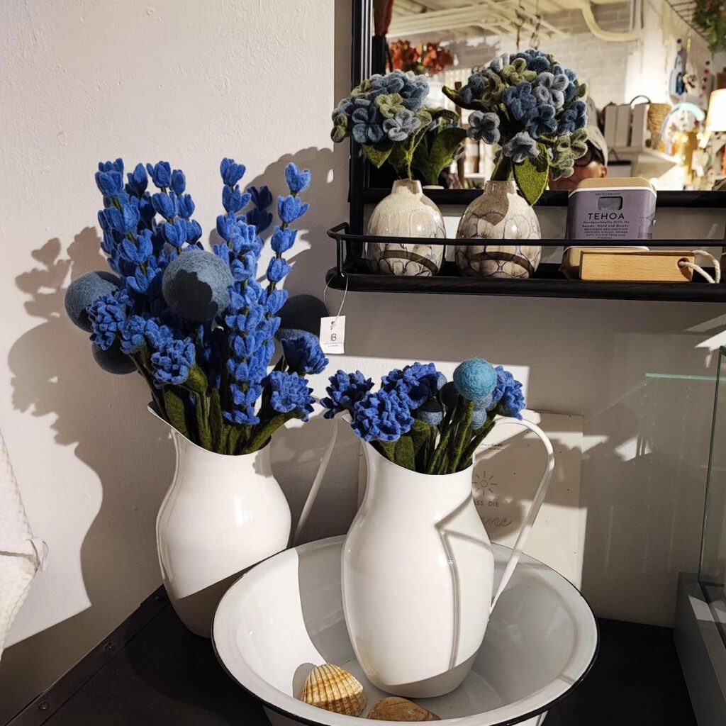 Blaue Blumen aus Filz in Vasen