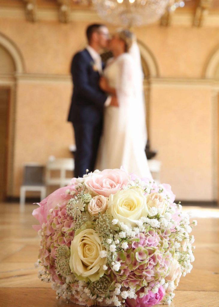 Brautstrauß mit gelben und rosa Rosen