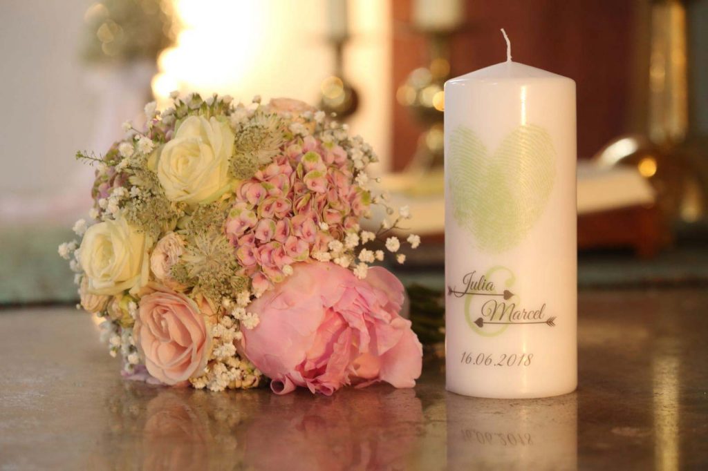 Hochzeitsschmuck mit Kerze und rosa Rosen