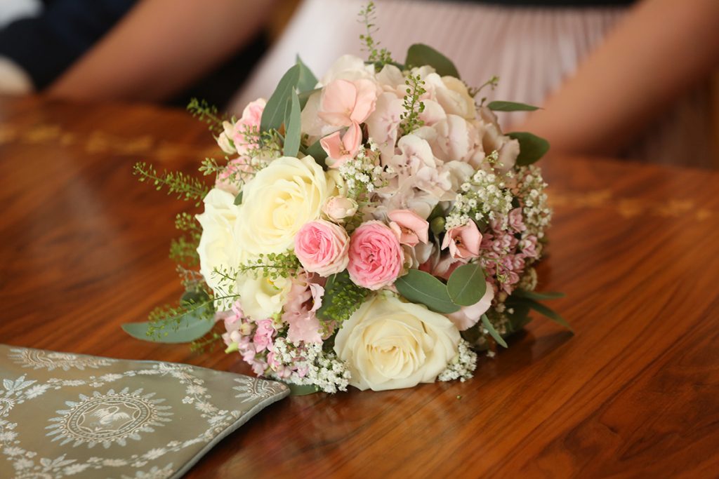 Brautstrauß mit gelben und roten Rosen
